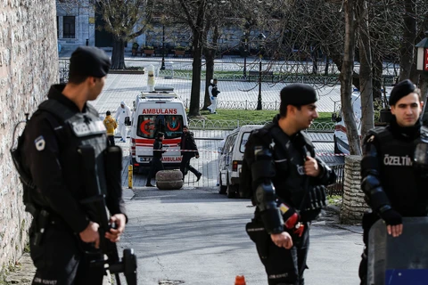 Cảnh sát Thổ Nhĩ Kỳ tại hiện trường vụ đánh bom đẫm máu ở Istanbul ngày 12/1. (Nguồn: AFP/TTXVN)