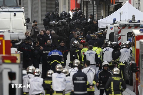 Cảnh sát Pháp tham gia chiến dịch truy quét nghi can khủng bố. (Nguồn: THX/TTXVN)