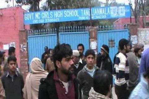 Phụ huynh tụ tập trước cổng trường. (Nguồn: dailytimes.com.pk)