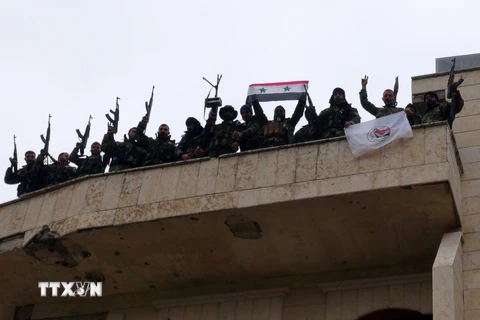 Lực lượng ủng hộ chính phủ Syria sau khi giành lại thị trấn Salma ngày 24/1. (Nguồn: AFP/TTXVN)