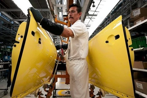 Công nhân Mexico đang làm việc trong một nhà máy. (Nguồn: www.wsj.com)