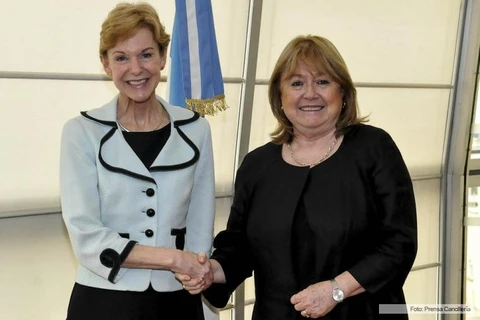 Đại sứ Kristie Kenney (trái) và bà Susana Malcorra. (Nguồn: telam.com.ar)