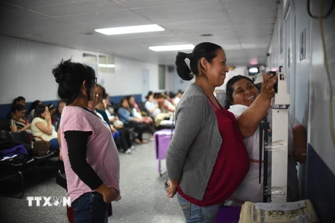Phụ nữ mang thai kiểm tra sức khỏe tại Guatemala City. (Nguồn: AFP/TTXVN)
