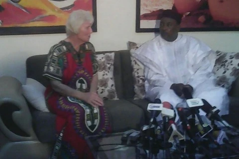 Bà Jocelyn và Tổng thống Niger Mahamadou Issoufou. (Nguồn: Twitter)