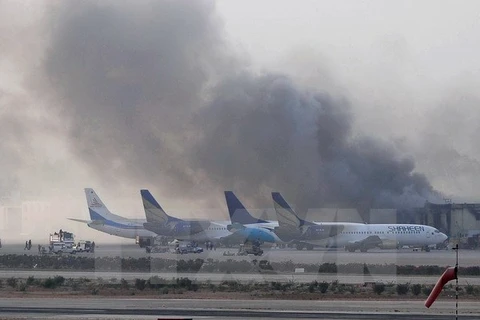 Khói bốc lên sau vụ tấn công tại sân bay quốc tế Jinnah ở thành phố Karachi ngày 9/6/2014. (Nguồn: AFP/TTXVN)