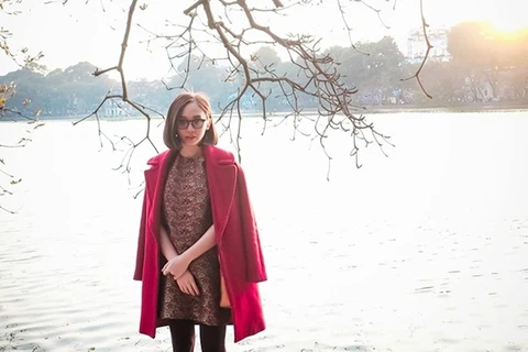 Đón Tết tại Hà Nội, Tóc Tiên có cơ hội diện đầm suông cùng áo khoác dạ trong tiết trời đông có nắng ấm.