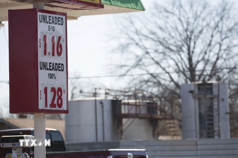 Giá xăng dầu được niêm yết tại trạm xăng ở thành phố Oklahoma thuộc Oklahoma, Mỹ ngày 12/2. (Nguồn: AFP/TTXVN)