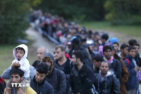Người di cư vượt qua cửa khẩu biên giới tại Zakany, Hungary. (Nguồn: Reuters/TTXVN)