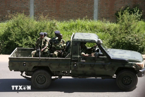 Binh sỹ Burundi tuần tra tại Musaga, khu vực lân cận Bujumbura. (Nguồn: AFP/TTXVN)