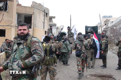 Lực lượng ủng hộ Chính phủ Syria tuần tra trên một tuyến phố ở Salma, tỉnh Latakia, sau khi giành lại quyền kiểm soát thị trấn này từ phiến quân. (Nguồn: AFP/TTXVN)