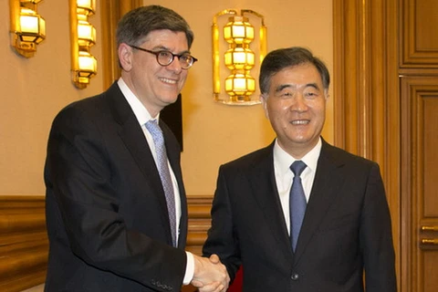 Phó Thủ tướng Trung Quốc Uông Dương và Bộ trưởng Tài chính Mỹ Jacob Lew trong một cuộc gặp. (Nguồn: Getty images)