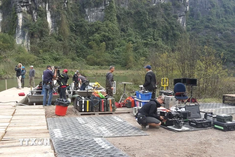 Đoàn làm phim chuẩn bị các thiết bị cho ghi hình tại Quần thể danh thắng Tràng An. (Ảnh: Ninh Đức Phương/TTXVN)