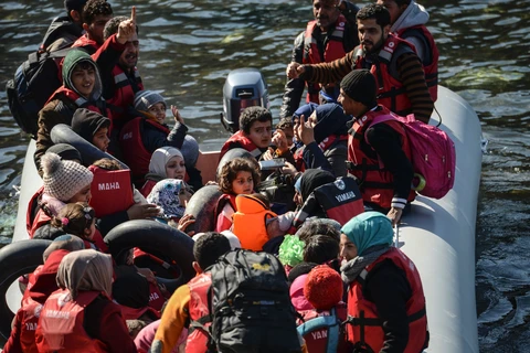 Người di cư Syria trong đó có nhiều trẻ em và phụ nữ trên chuyến hành trình vượt Biển Aegean. (Nguồn: AFP/TTXVN)