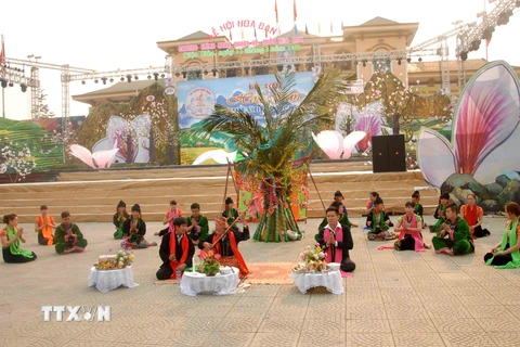 Trình diễn Lễ hội Kin Pa Then trong khuôn khổ các hoạt động của Lễ hội Hoa Ban năm 2015. (Ảnh: Xuân Tư/TTXVN)