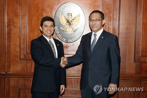 Ông Yuddy Chrisnandi (trái) và ông Hong Yun Sik. (Nguồn: Yonhap)