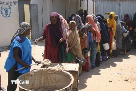 Người tị nạn Somalia xếp hàng chờ nhận thực phẩm cứu trợ tại Mogadishu. (Nguồn: AFP/TTXVN)