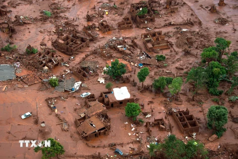 Làng Bento Rodrigues ở Minas Gerais, Brazil ngập trong bùn sau vụ tai nạn vỡ đập nước chắn bùn chứa chất thải ngày 6/11/2015. (Nguồn: AFP/TTXVN)