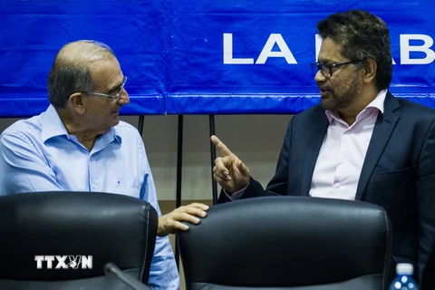 Trưởng đoàn đàm phán Chính phủ Colombia Humberto de la Calle (trái) đại diện của FARC Ivan Marquez (phải) tại cuộc họp báo ở La Habana ngày 19/1. (AFP/TTXVN)