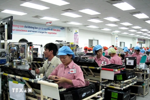Dây chuyền sản xuất của Công ty Samsung Electronics Việt Nam tại Khu công nghiệp Yên Phong. (Ảnh: Danh Lam/TTXVN)