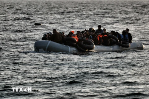 Tàu chở người di cư từ Thổ Nhĩ Kỳ vượt biển Aegean tới đảo Lesbos của Hy Lạp. (Nguồn: AFP/TTXVN)