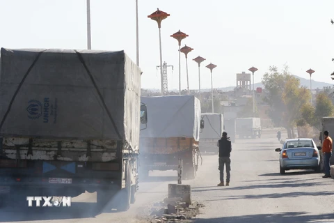 Các xe chở hàng cứu trợ vào Moadimayet al-Sham. (Nguồn: AFP/TTXVN)