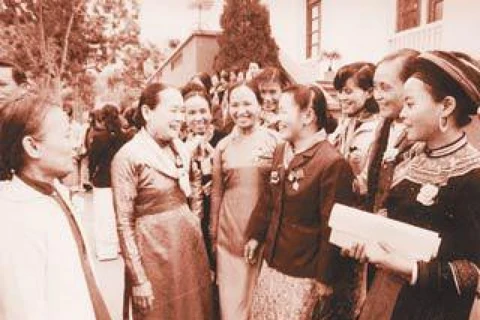 Bà Nguyễn Thị Thập (thứ 2 từ trái sang) trò chuyện thân mật với các đại biểu tại Đại hội phụ nữ lần thứ IV, tháng 3/1974. (Nguồn: phunuvietnam.vn)