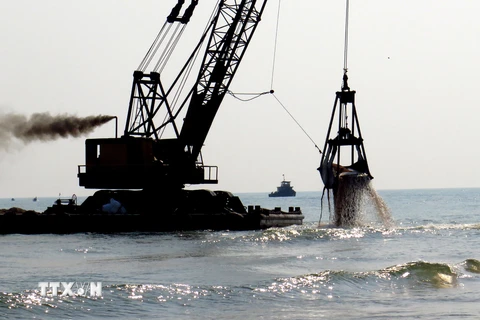 Xáng cạp đang nạo vét cửa biển Đà Diễn có công suất 500 m3/ngày đêm. (Ảnh: Thế Lập/TTXVN)