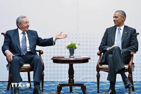 Tổng thống Mỹ Barack Obama và Chủ tịch Cuba Raul Castro đã có cuộc hội đàm lịch sử bên lề Hội nghị thượng đỉnh châu Mỹ lần thứ 7. (Nguồn: AFP/TTXVN) 