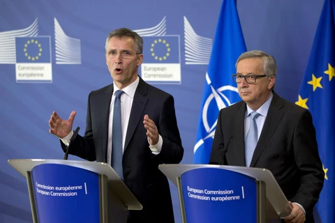 Ông Jens Stoltenberg (trái) và ông Jean-Claude Juncker. (Nguồn: AP)