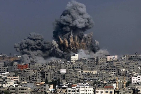 Cột khói xuất hiện ở một khu nhà tại thành phố Gaza sau một cuộc không kích của Israel. Ảnh minh họa. (Nguồn: AFP)