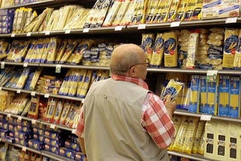 Người dân mua đồ tại một siêu thị ở thủ đô Rome. (Nguồn: AP)
