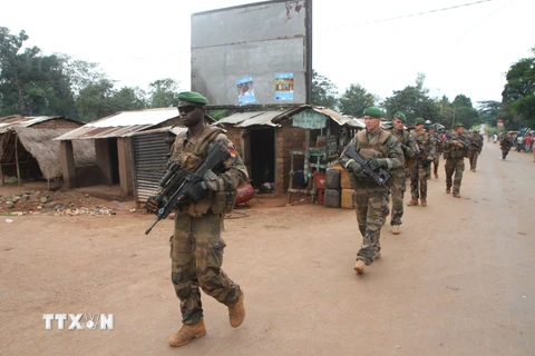 Lực lượng gìn giữ hòa bình của Pháp tuần tra tại khu vực phía bắc Bangui, Cộng hòa Trung Phi ngày 25/9/2015. (Nguồn: AFP/TTXVN)