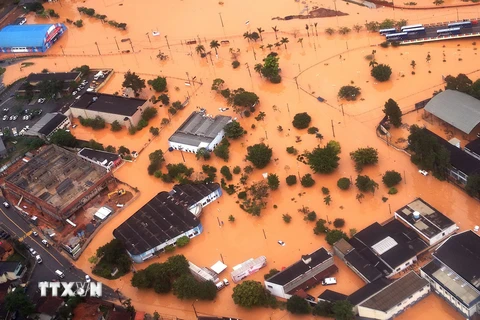 Cảnh ngập lụt tại Itapevi, ngoại ô Sao Paulo. (Nguồn: AFP/TTXVN)