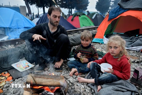 Trẻ em trong những căn lều tạm tại Idomeni, biên giới Hy Lạp- Macedonia ngày 10/3. (Nguồn: AFP/TTXVN)