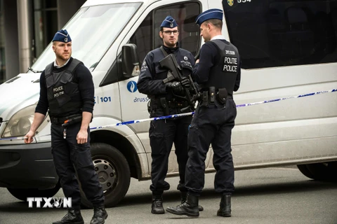 Cảnh sát Bỉ làm nhiệm vụ tại khu vực gần ga tàu điện ngầm Maalbeek ở Brussels sau vụ tấn công ngày 22/3. (Nguồn: AFP/TTXVN)