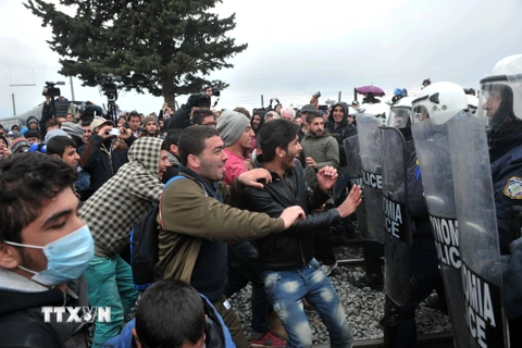 Người di cư mắc kẹt tại khu vực biên giới Hy Lạp-Macedonia ở gần làng Idomeni ngày 27/3. (Nguồn: AFP/TTXVN)