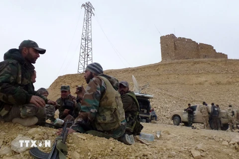 Lực lượng ủng hộ chính phủ Syria tại thành cổ Palmyra ngày 26/3. (Nguồn: AFP/TTXVN)