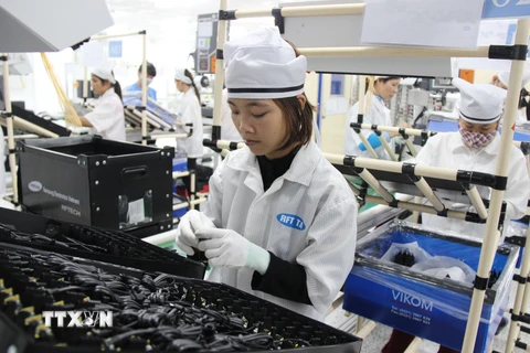Sản xuất phụ kiện điện thoại di động tại Công ty RFTECH Thái Nguyên. (Ảnh: Hoàng Nguyên/TTXVN)