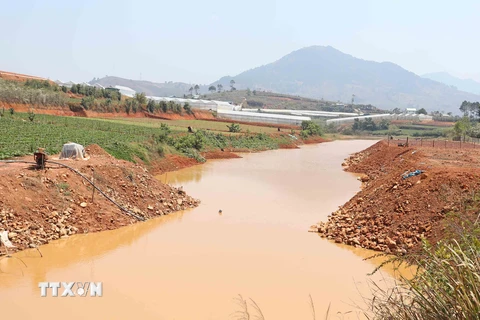 Một đoạn nhánh của hồ Đankia giáp với tổ dân phố Đankia (thị trấn Lạc Dương) đã bị lấn chiếm, thu hẹp nhìn giống như một con suối nhỏ. (Ảnh: Nguyễn Dũng/TTXVN)