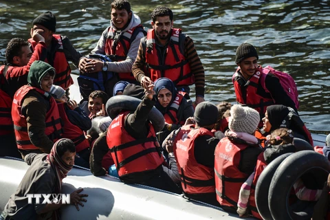 Người tị nạn Syria tìm cách vượt biển Aegean đến đảo Lesbos từ bờ biển Ayvacik ở Canakkale, Thổ Nhĩ Kỳ. (Nguồn: AFP/TTXVN)