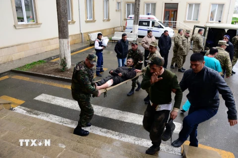 Lực lượng cứu hộ Azerbaijan chuyển binh sỹ bị thương tới bệnh viện ở thị trấn Terter, Azerbaijan ngày 3/4. (Nguồn: AFP/TTXVN)
