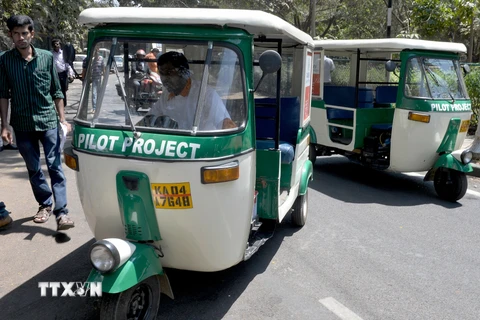 Ô tô sử dụng năng lượng mặt trời tại thành phố Bangalore, Ấn Độ. Ảnh minh họa. (Nguồn: AFP/TTXVN)
