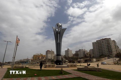Một bức tượng được dựng lên để tưởng nhớ các nạn nhân của tàu Mavi Marmara tại cảng của Gaza City. (Nguồn: AFP/TTXVN)