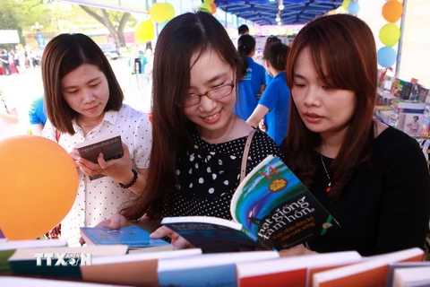 Độc giả tham quan, tìm mua sách tại lễ hội. (Ảnh: Lâm Khánh/TTXVN)