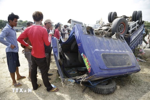 Hiện trường một vụ tai nạn tại Campuchia. (Nguồn: THX/TTXVN)