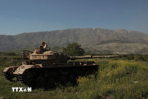  Xe tăng Israel trên vùng đất chiếm đóng của Cao nguyên Golan, giáp giới với làng Hadar của Syria ngày 17/4. (Nguồn: AFP/TTXVN)