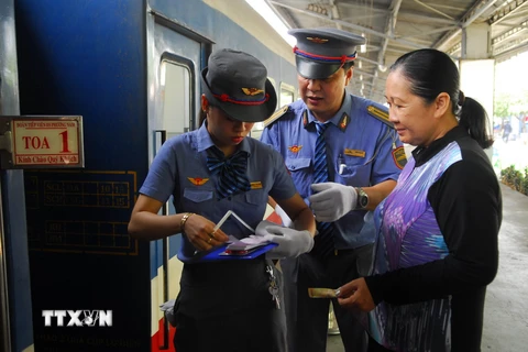 Hành khách mua vé đi tàu tại ga Sài Gòn. (Ảnh: Mạnh Linh/TTXVN)