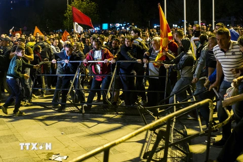 Xung đột giữa người biểu tình quá khích và cảnh sát chống bạo động tại Skopje ngày 14/4. (Nguồn: AFP/TTXVN)