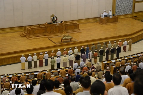 Các Bộ trưởng trong Chính phủ mới của Myanmar tuyên thệ nhậm chức tại thủ đô Naypyidaw ngày 30/3. (Nguồn: AFP/TTXVN)