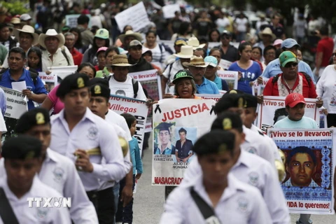 Tuần hành tại Iguala, yêu cầu điều tra toàn diện về vụ 43 sinh viên mất tích. (Nguồn: AFP/TXVN)